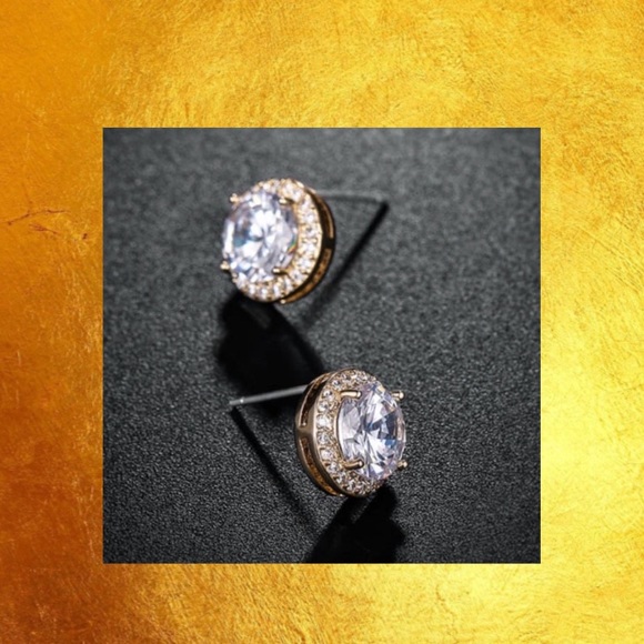 ( SOLD OUT ) Gold stud Cubic Zirconia Earrings - Picture 3 of 5